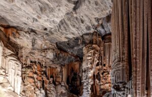 Intérieur d'une grotte préhistorique avec stalactites et stalagmites