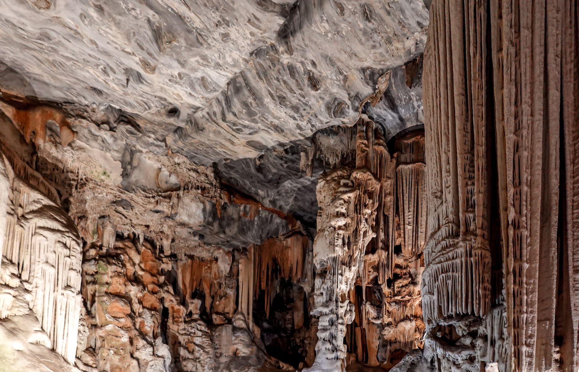 Intérieur d'une grotte préhistorique avec stalactites et stalagmites