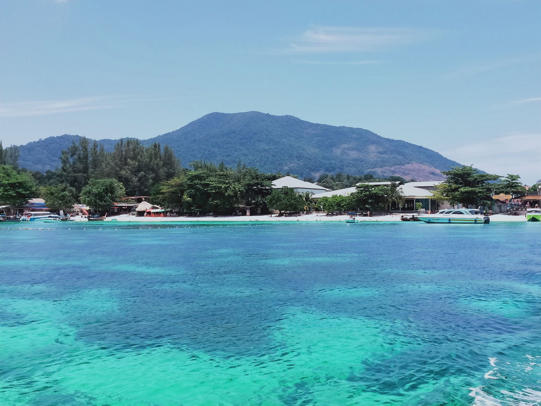 Eaux cristallines turquoise d'une île paradisiaque en Thaïlande
