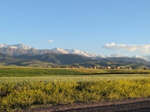 Paysage de l'Atlas marocain avec vallées verdoyantes et villages berbères