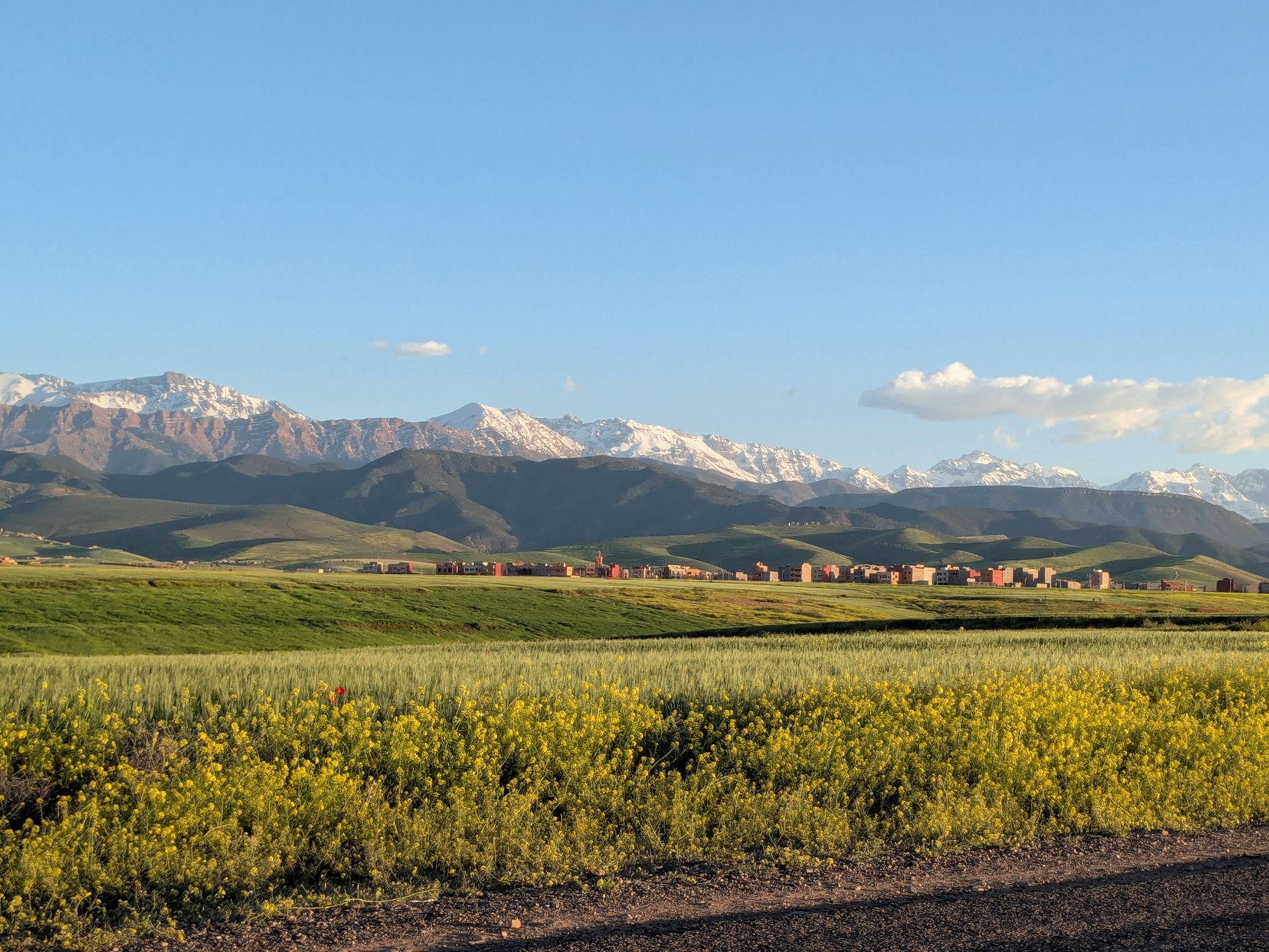 Paysage de l'Atlas marocain avec vallées verdoyantes et villages berbères