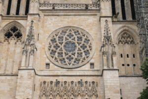 Façade d'une cathédrale gothique française sous un ciel d'azur