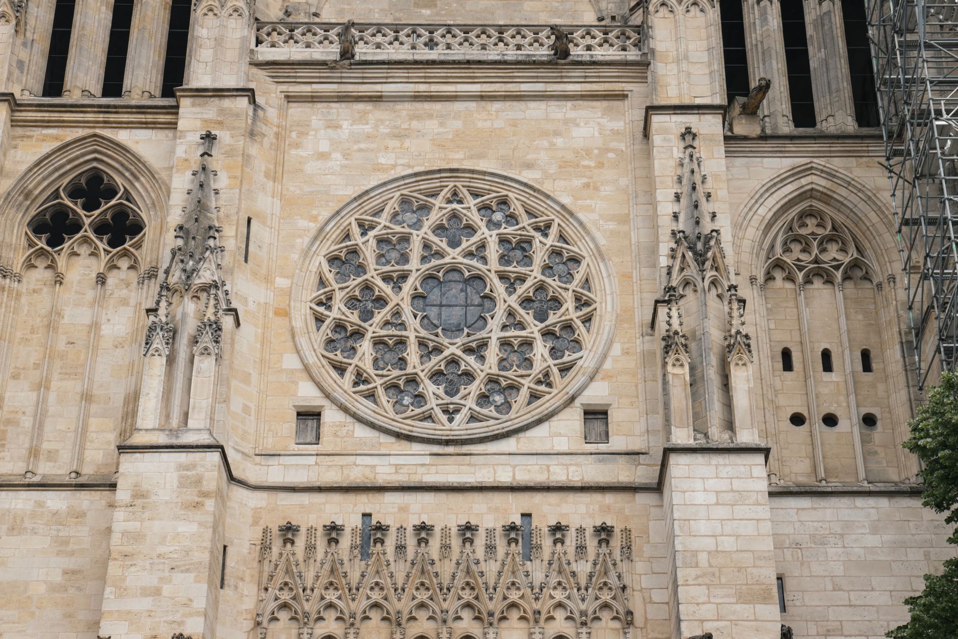 Façade d'une cathédrale gothique française sous un ciel d'azur