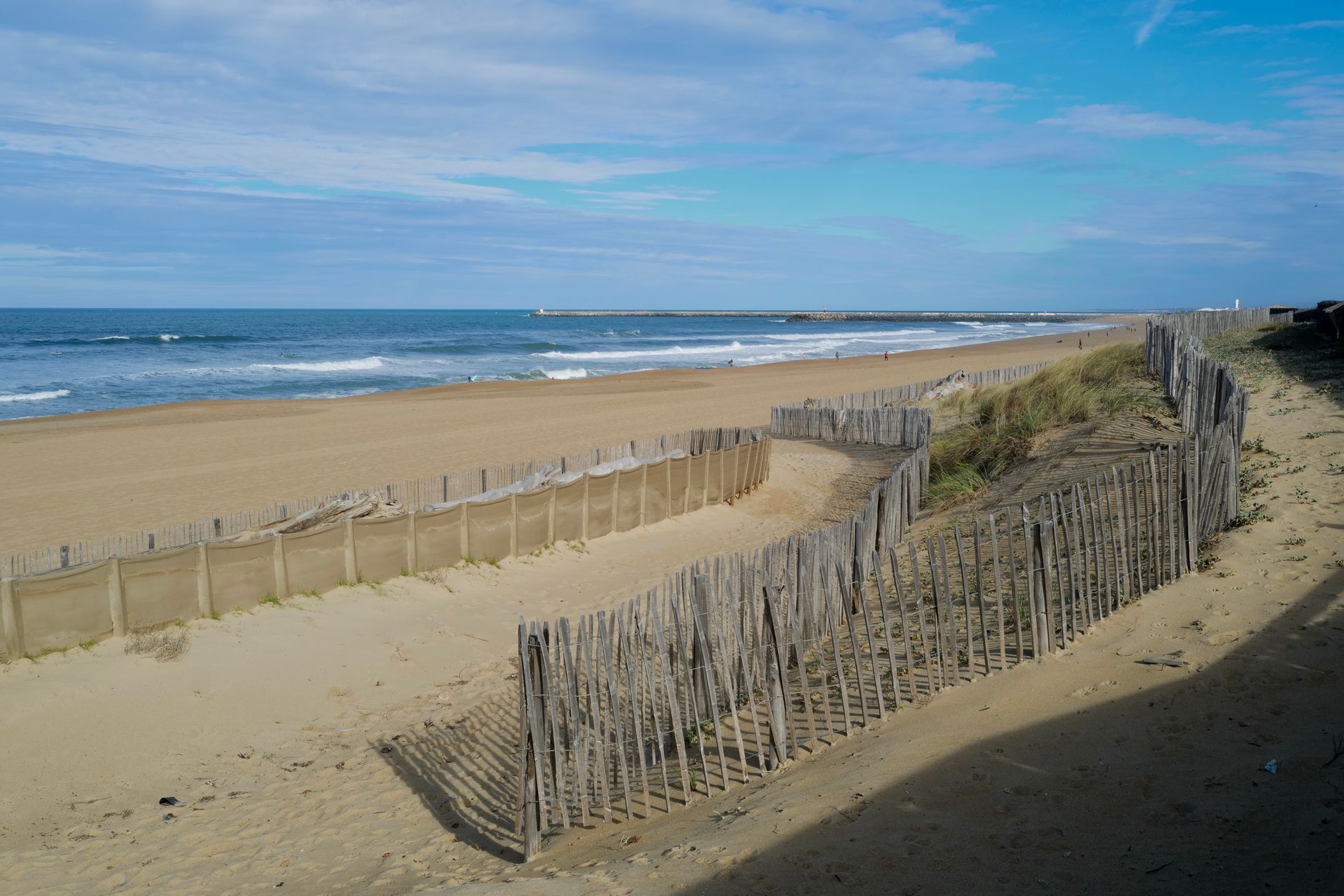 Plage de sable blanc entre forêt de pins et Atlantique dans les Landes