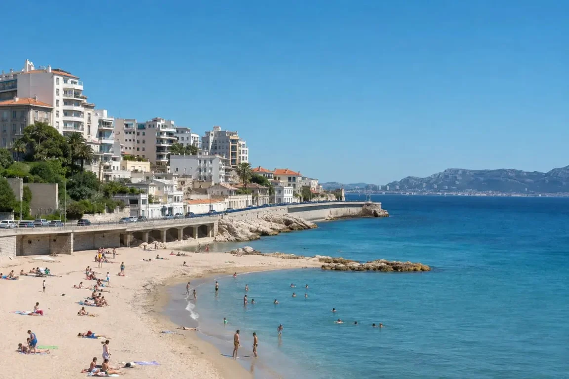 Plage du Prophète à Marseille sur la Corniche Kennedy avec vue sur la mer