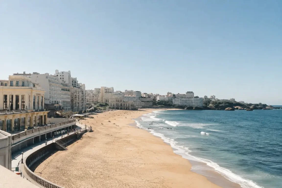 Biarritz plage : vue de la Grande Plage depuis la promenade