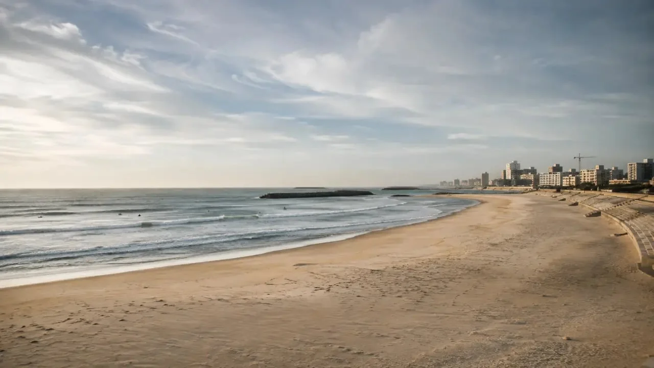 Plage Porto à Matosinhos avec surfeurs et promenade atlantique