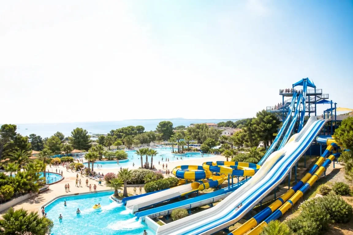 Vue d’ensemble d’Aqualand Cap d’Agde avec ses toboggans et bassins