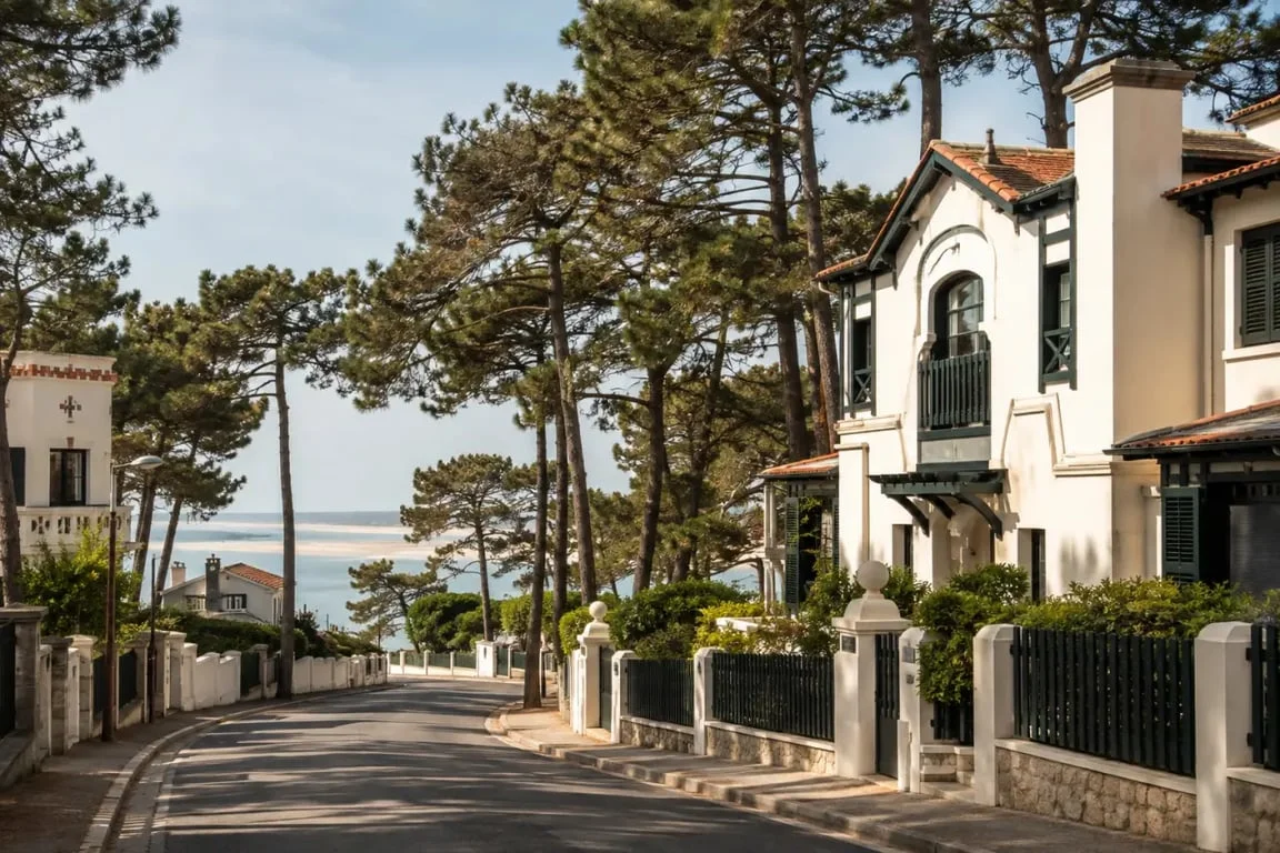 Boulevard de l’Océan et villas balnéaires à Pyla-sur-Mer